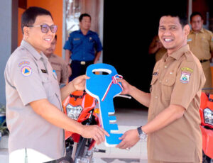 Pjs Bupati Serahkan Bantuan Logistik dan Peralatan kepada BPBD Majene