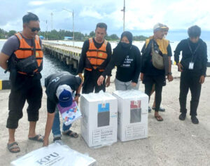 KM. Alvin Pembawa Logistik Pilkada tiba di Pulau Ambo