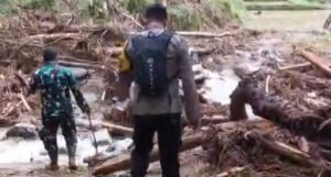 Polri-TNI Pantau Wilayah Terdampak Banjir dan Tanah Longsor di Kalumpang