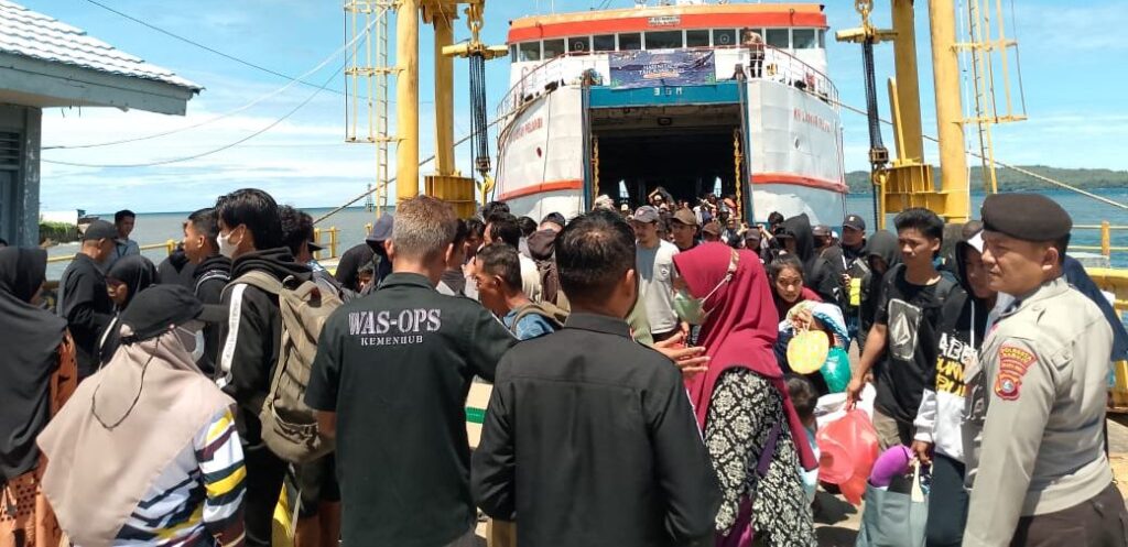 Perketat Pengamanan Kedatangan dan Keberangkatan Kapal Fery di Pelabuhan Simboro