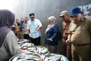 Jelang Nataru, PJ Bahtiar Bersama Forkopimda Sulbar Tinjau Harga Kebutuhan Pokok