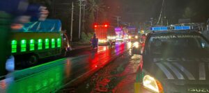 Dikepung Banjir, Polresta Mamuju Turun Kejalan Bantu Evakuasi Warga