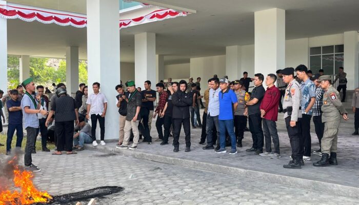 Terima Aksi Demonstrasi, Ketua Komisi I Janji Tindaklanjuti Aspirasi HMI Badko Sulbar