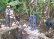Gotong Royong Petani dan Petugas Pasang Pintu Air di Irigasi Lakejo, Dorong Ketahanan Pangan Polman