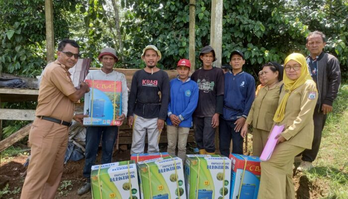 Disbun Sulbar Berikan Bantu Sprayer Kepada Kelompok Tani di Desa Salletto