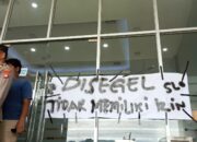 Dugaan Tidak Memiliki Izin SLO, Fraksi Mahasiswa dan Ampera Segel Bank BNI dan Bank Mega Cabang Mamuju