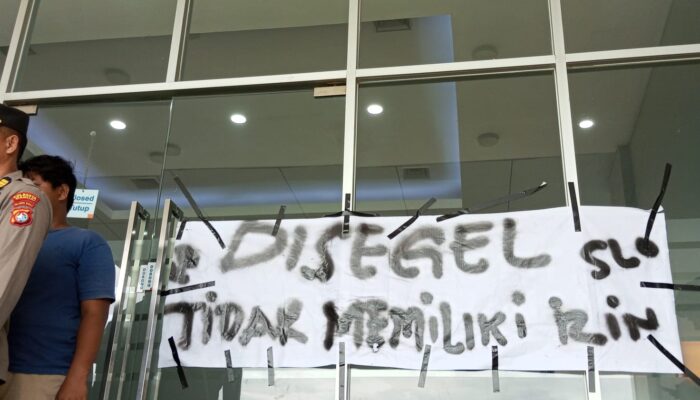 Dugaan Tidak Memiliki Izin SLO, Fraksi Mahasiswa dan Ampera Segel Bank BNI dan Bank Mega Cabang Mamuju