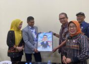 Apresiasi Dedikasi, DPMPTSP Sulbar Serahkan Cendera Mata kepada Habibi Azis