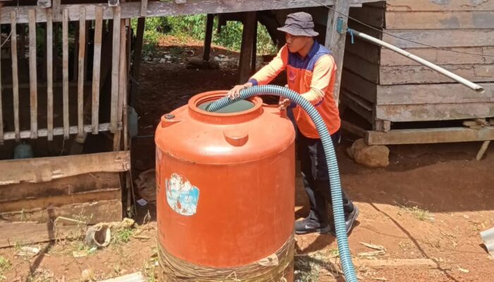 Hadapi Musim Kemarau, BPBD Sulbar Suplai 5.000 Liter Air ke Tanetepao