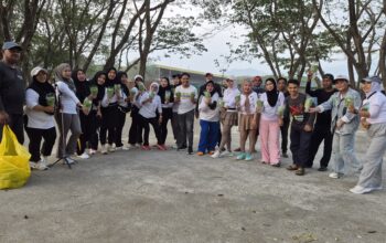 Petani Milenial Sulbar dan KMBI Bagikan Selada Hidroponik di Hari Tani Nasional