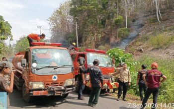 Api Melanda Bulutakkang, TRC BPBD Sulbar Bergerak Bersama Damkar dan Warga
