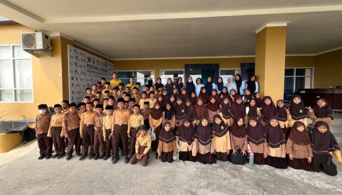 Perkuat Literasi Sejak Dini, Puluhan Siswa MIN 1 Mamuju Belajar di Perpusip Sulbar