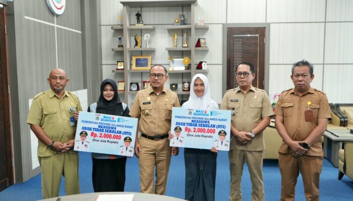Tekan Anak Tidak Sekolah, Pemprov Sulbar Salurkan Beasiswa dan Luncurkan Literasi Digital